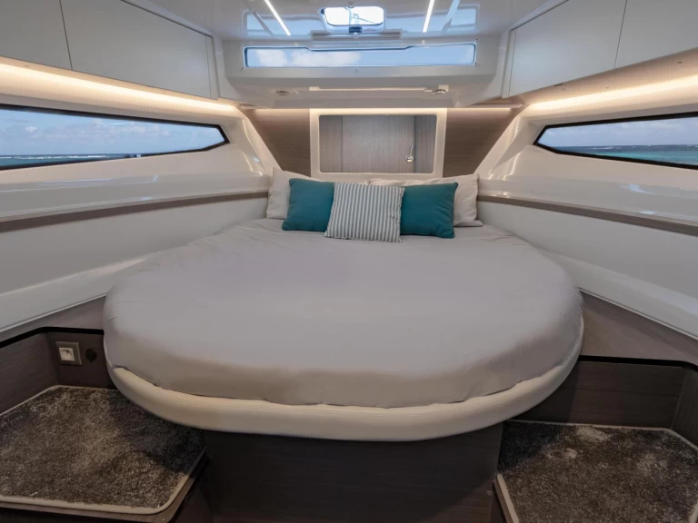 Ein Jeanneau Merry Fisher 895 Cruiser mieten in Hyères