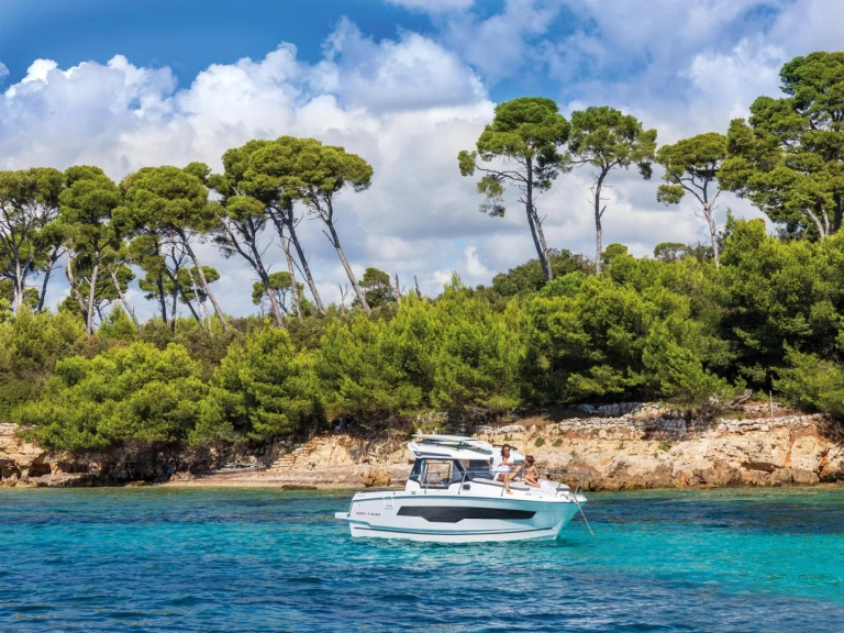 Motorboot mit oder ohne Skipper Jeanneau mieten in Saint-Raphaël