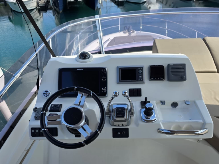 Motorboot mit oder ohne Skipper Prestige mieten in Primošten