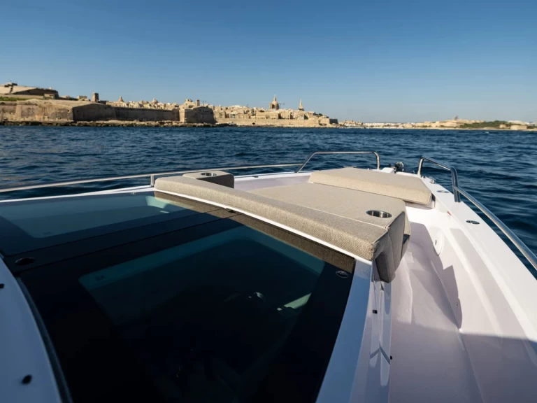 Motorboot mit oder ohne Skipper Axopar mieten in Il-Furjana