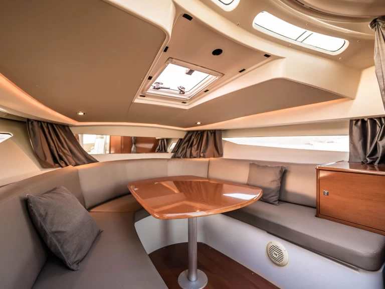 Motorboot mit oder ohne Skipper Jeanneau mieten in Madeira Islands