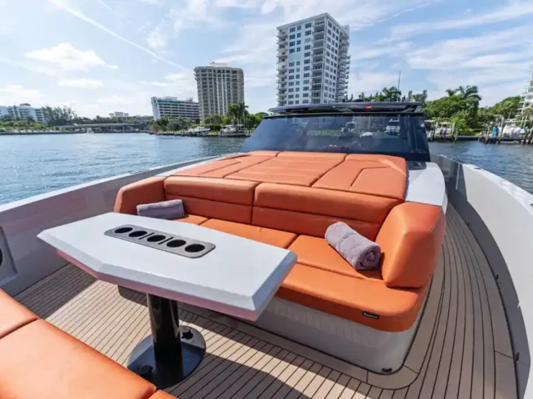 Vanquish 58 T-Top Eleven mieten Port Cogolin