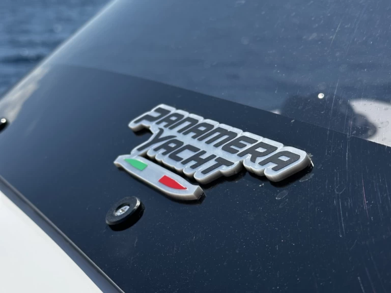 Ein Panamera PY10 mieten in Limáni Lavríou