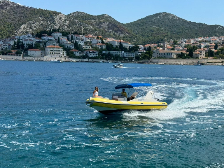 Ein Solemar Aquamax F23 mieten in Hvar