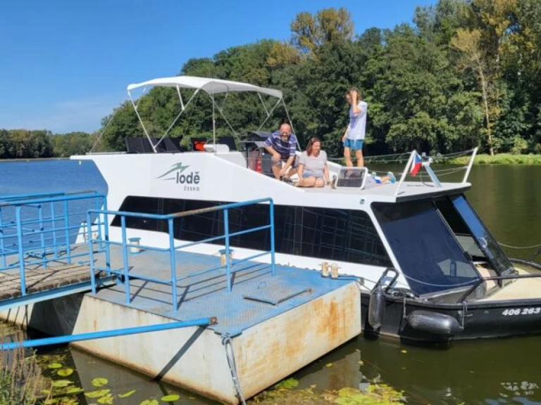 Motorboot mit oder ohne Skipper Traweller mieten in Mělník