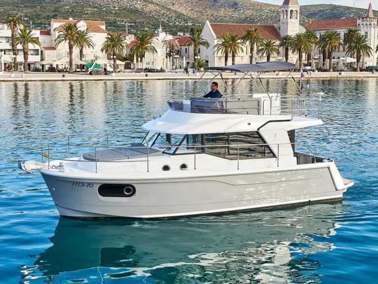 Motorboot mit oder ohne Skipper Bénéteau mieten in Trogir