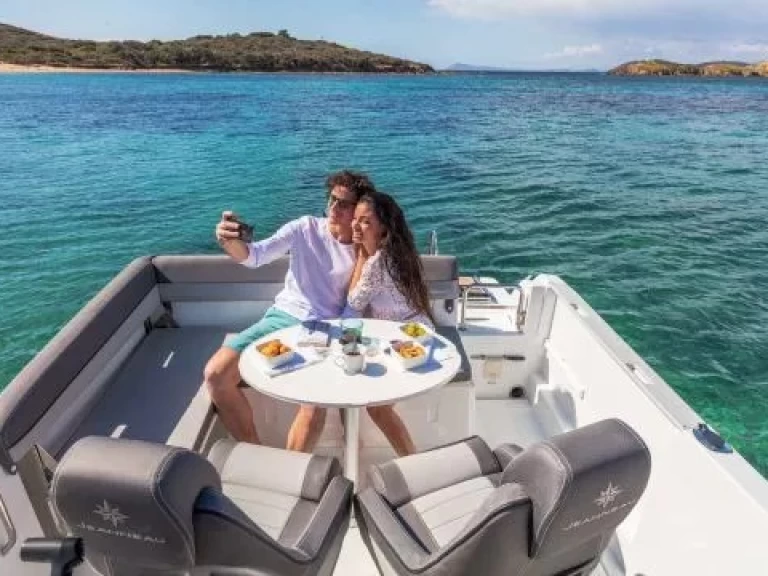 Ein Jeanneau Cap Camarat 6.5 WA mieten in Bastia Port