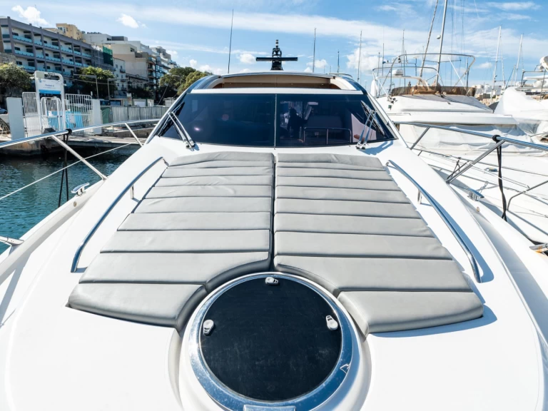 Ein Sunseeker Predator 52 mieten in St. Julian's