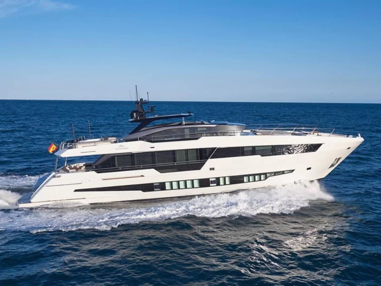 Ein Astondoa 100 Century mieten in Tivat