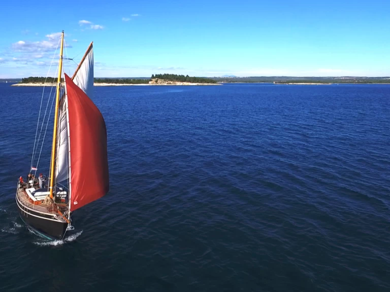 Ein Unknown Pilot Cutter mieten in Pula