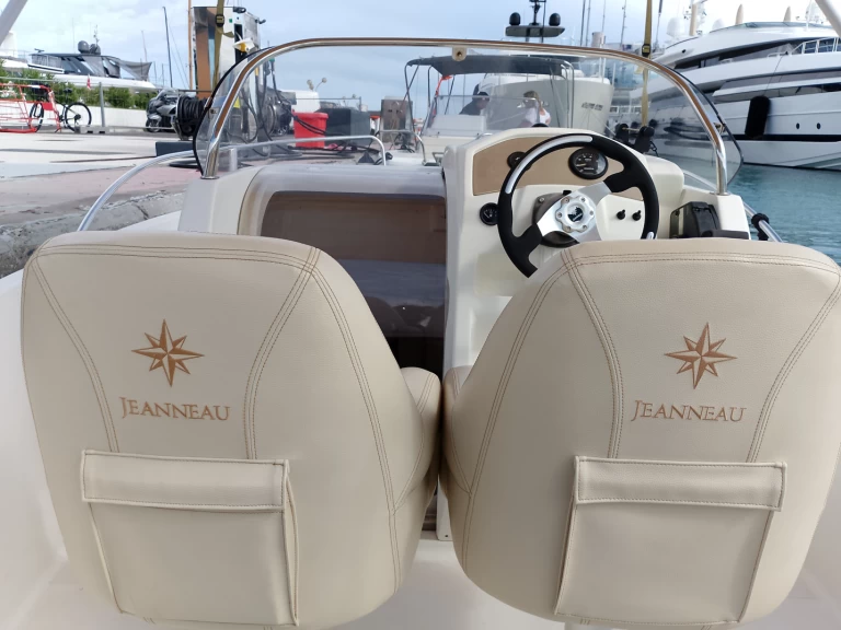 YachtCharter in Antibes - Jeanneau Cap Camarat 555 auf SamBoat