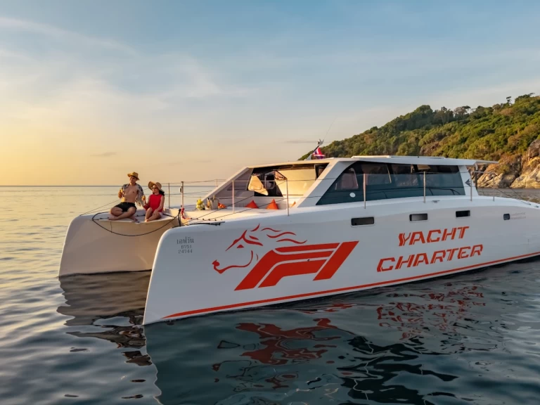 Ein Stealth 420 F1 Power Catamaran mieten in Phuket