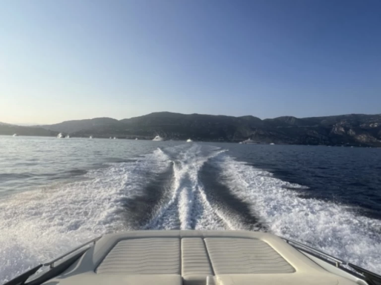 Ein Cranchi Cranchi E26 mieten in Nizza