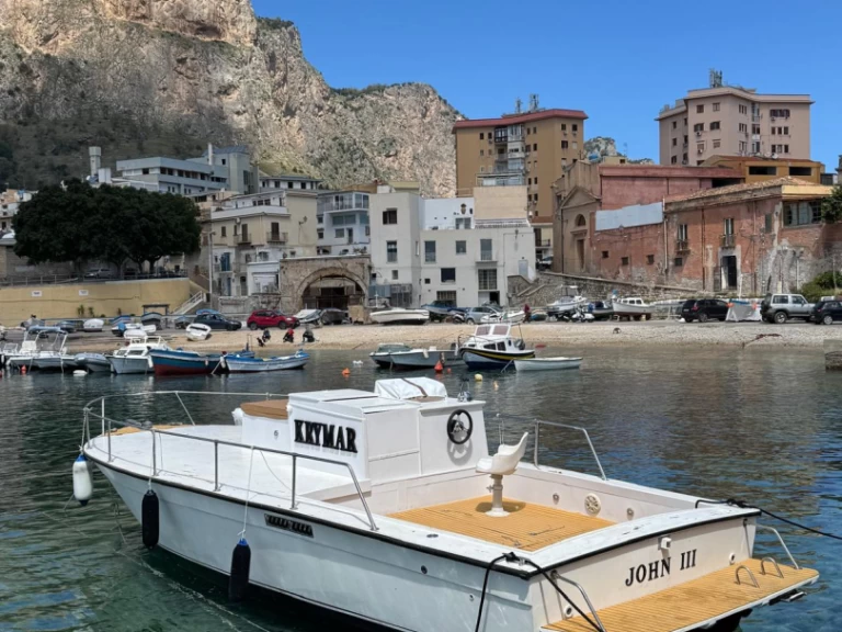 Ein Chris Craft Catalina mieten in Palermo