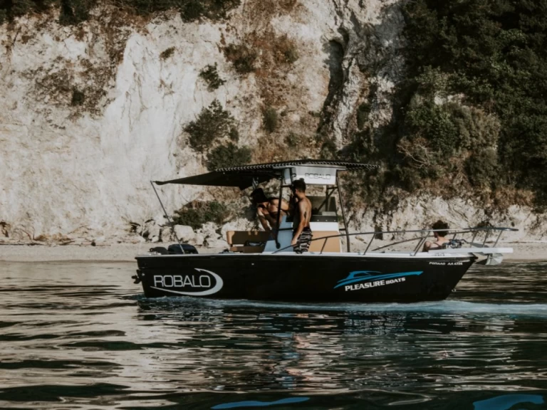 Motorboot mit oder ohne Skipper Robalo mieten in Sývota
