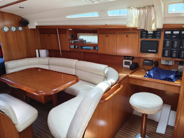 Ein Jeanneau Sun Odyssey 45 mieten in Álimos