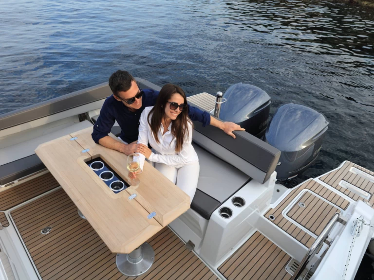 YachtCharter in Port des Marines de Cogolin - Jeanneau Cap Camarat 9.0 CC auf SamBoat