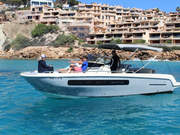 Ein Invictus  CX250 mieten in Port Adriano