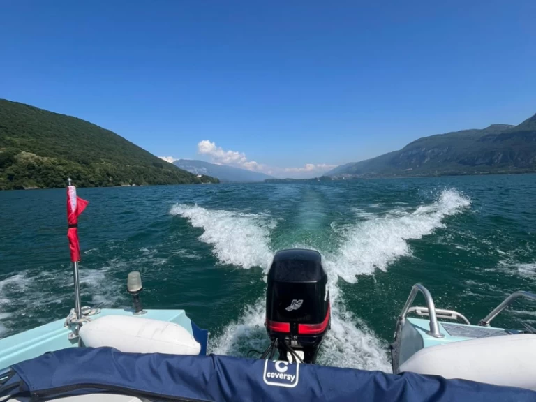 Motorboot mit oder ohne Skipper Glastron mieten in Conjux