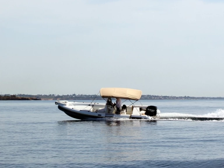 Ein Motonautica-Vesuviana MV 740 TOURING mieten in Marzamemi