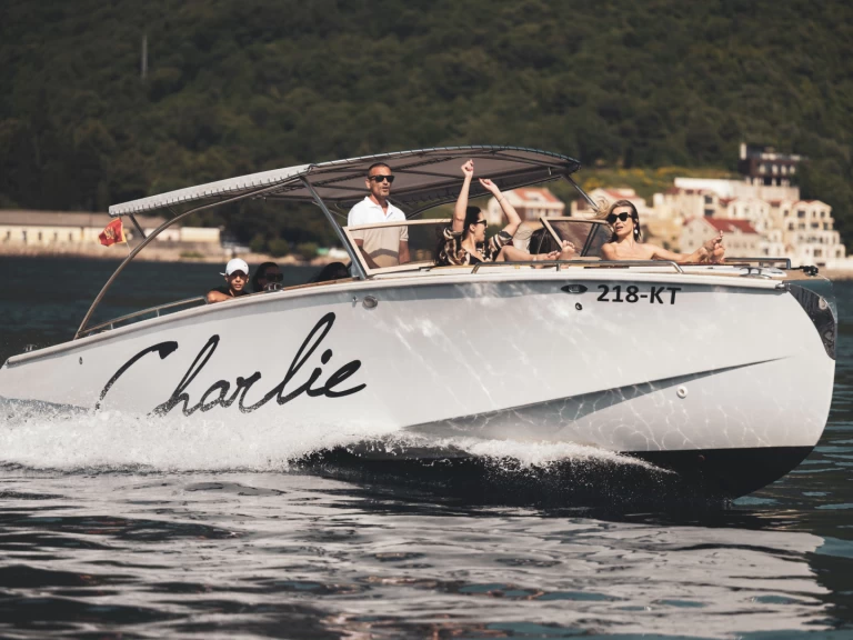 Ein Custom Made Monte Marine Charlie mieten in Kotor