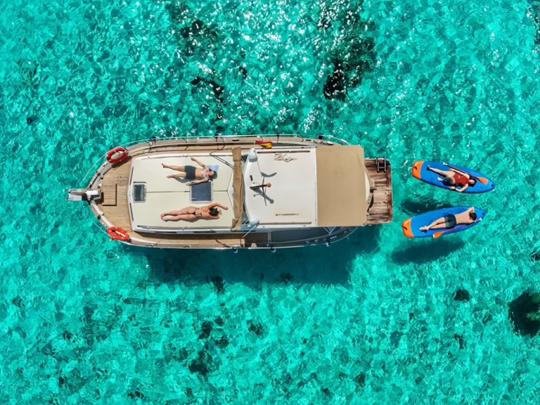 Motorboot mit oder ohne Skipper Llaut Menorquin  mieten in Mahón