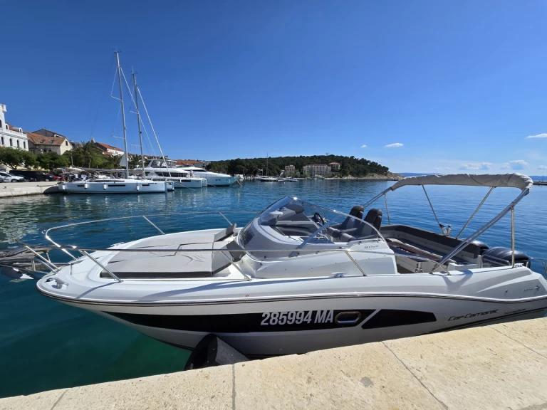 Motorboot mit oder ohne Skipper Jeanneau mieten in Makarska