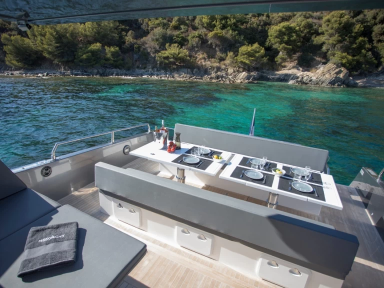 Motorboot mit oder ohne Skipper MED YACHT  mieten in Marine de Sant'Ambrogio