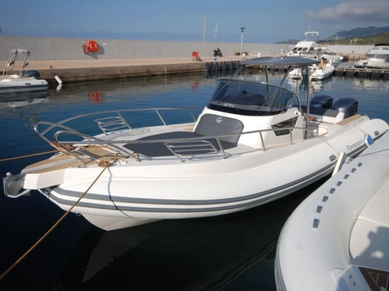 Schlauchboot mieten in Marine de Sant'Ambrogio zum besten Preis