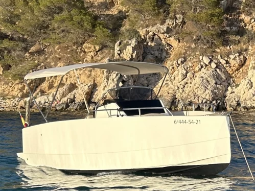 Ein Nuva Nuva M6 Open mieten in Marina Greenwich