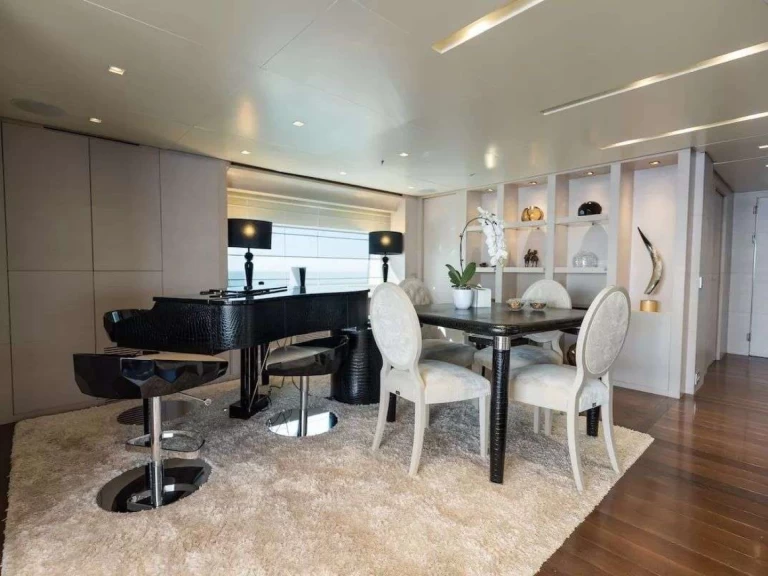 Custom BURKUT mieten Neapel