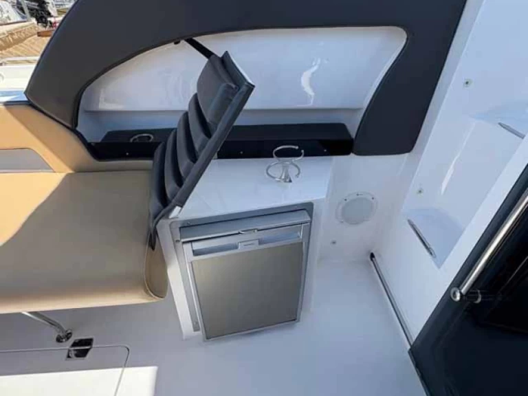 Motorboot mit oder ohne Skipper Öchsner-boote mieten in Jezera