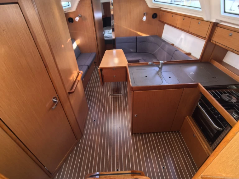 Ein Bavaria Cruiser 37 mieten in Punat