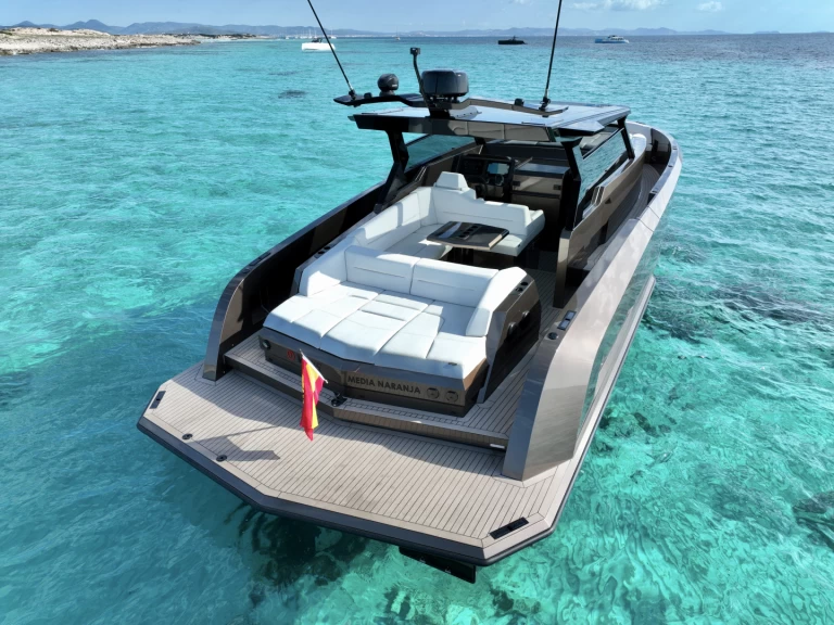 Ein Vanquish VQ45 T Top mieten in Ibiza Town