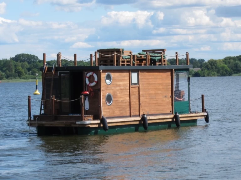 Ein Floss D9-Style mieten in Wesenberg