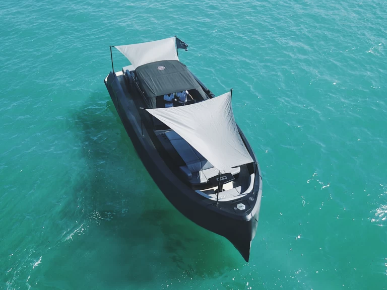 Ein Vanquish VQ45 - BALR mieten in Ibiza Town