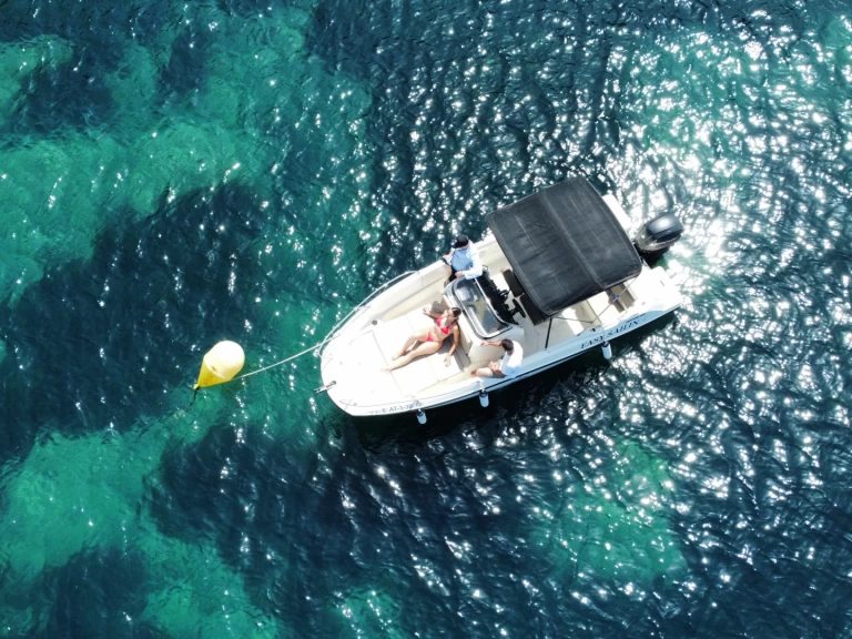 Ein Quicksilver Activ 605 Open mieten in Calp / Calpe