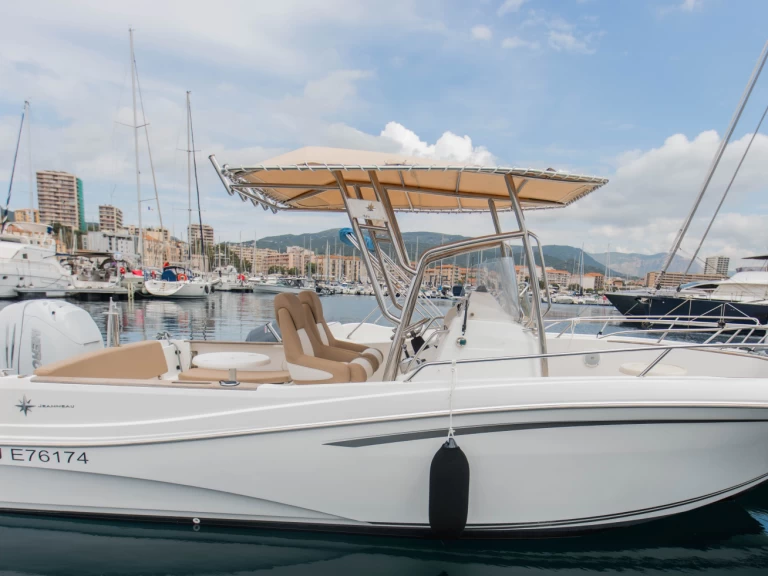 YachtCharter in Ajaccio - Bénéteau Cap Camarat 7.5 CC auf SamBoat