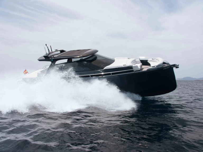 Ein STEELER BRONSON 50 CELEBRATE LIFE mieten in Ibiza Town