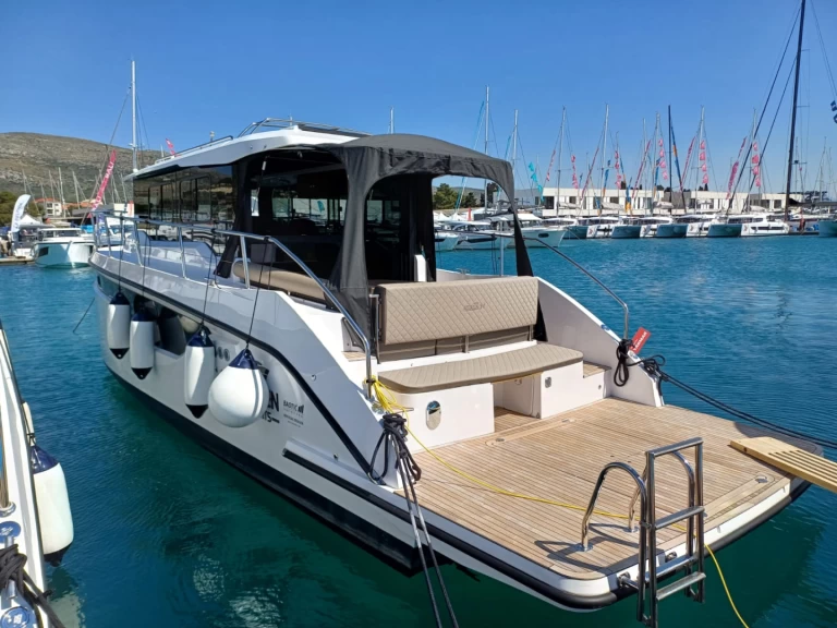 Motorboot mieten in Seget Donji zum besten Preis