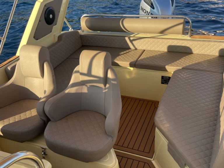 Ein Aquamax 23 mieten in Hvar