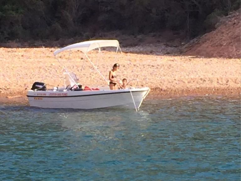 Motorboot mit oder ohne Skipper Terhi mieten in Galéria
