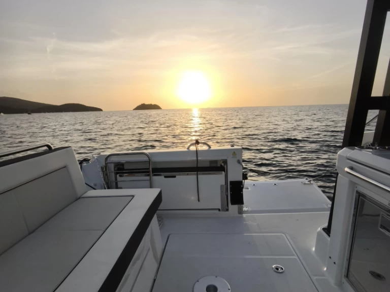 YachtCharter in Les Trois-Îlets - Jeanneau Cap Camarat 9.0 WA auf SamBoat