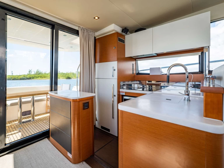 Prestige Yachts Whisky and Waves mieten Bahamas