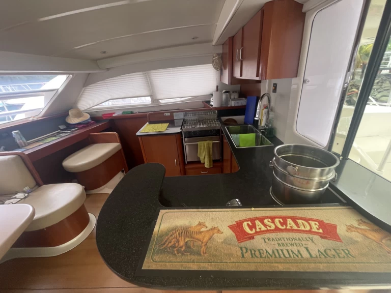 Motorboot mit oder ohne Skipper Foot print  mieten in Victoria