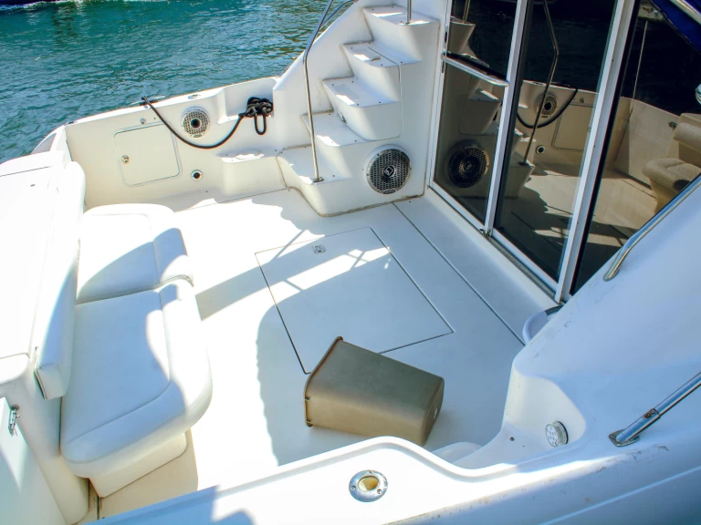Ein Sea Ray 450 fly bridge  mieten in Miami
