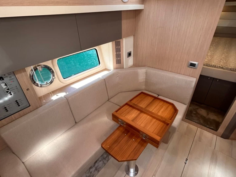 Ein Cranchi Z 35 mieten in Nettuno