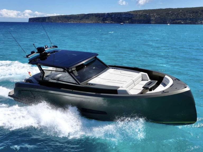 Ein Vanquish VQ 45 mieten in Ibiza Town