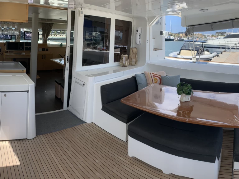 Bootsverleih Lagoon Lagoon 52F ( + crew)  Santa Eulària des Riu Samboat