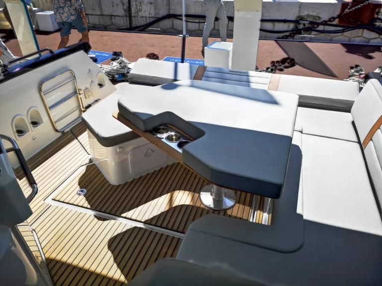 Motorboot mit oder ohne Skipper Bénéteau mieten in Pula